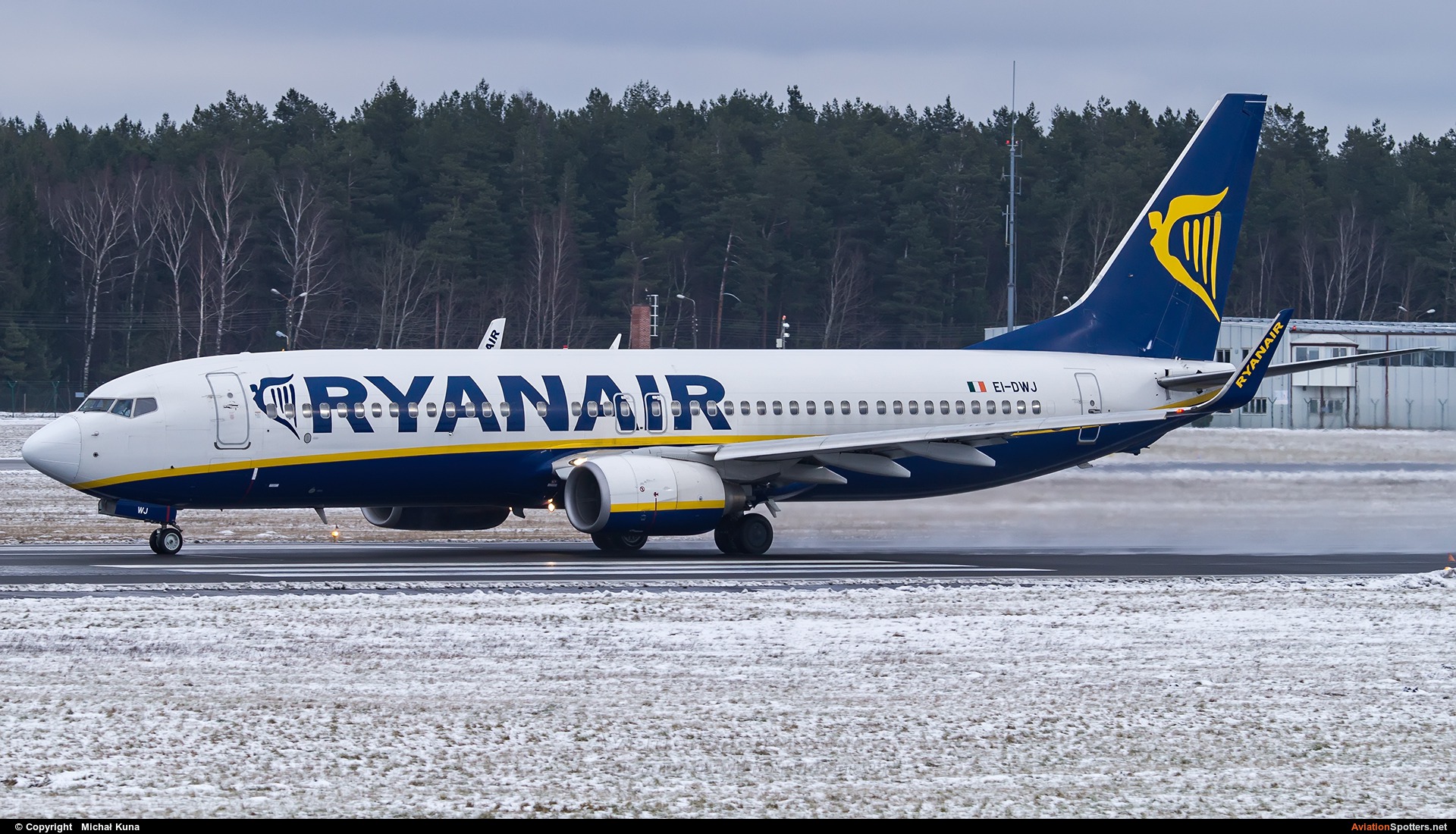Ryanair  -  737-8AS  (EI-DWJ) By Michał Kuna (big)