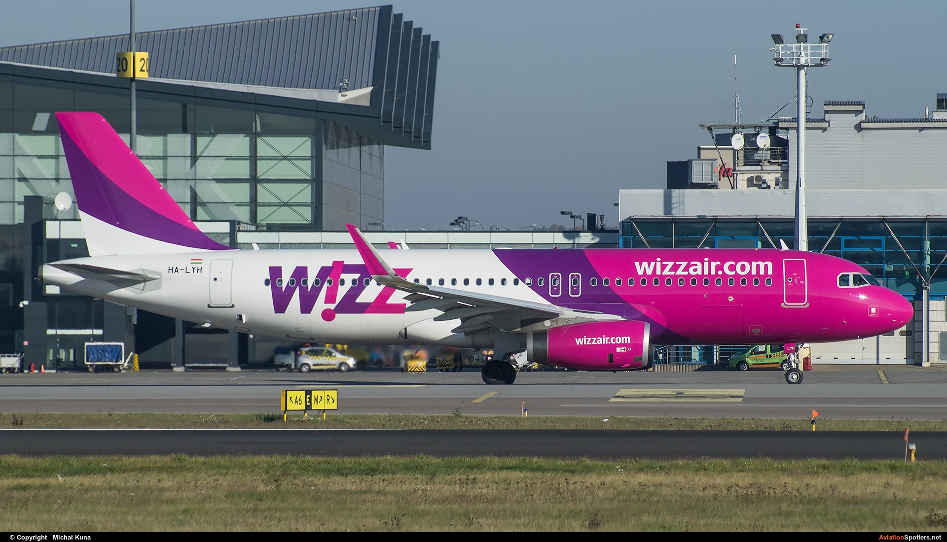 Wizz Air  -  A320-232  (HA-LYH) By Michał Kuna (big)