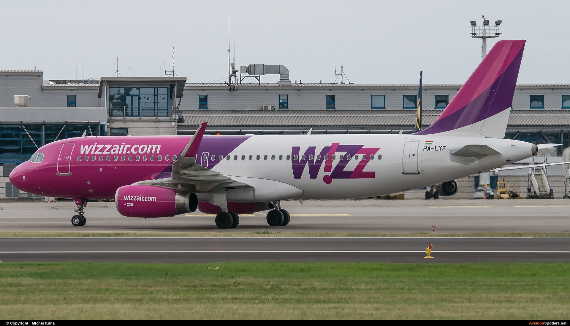 Wizz Air  -  A320-232  (HA-LYF) By Michał Kuna (big)