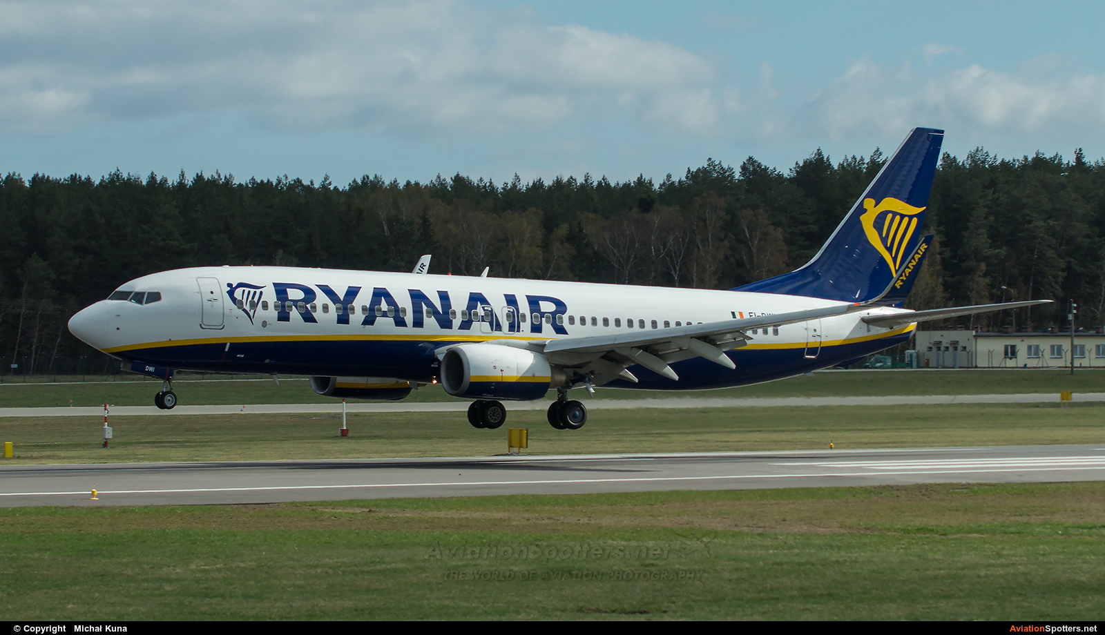 Ryanair  -  737-800  (EI-DWI) By Michał Kuna (big)