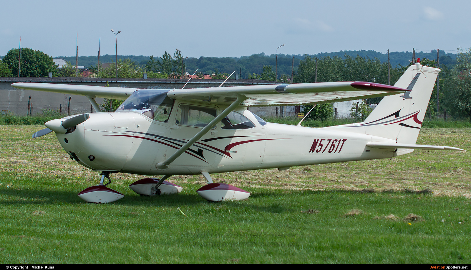 Private  -  172 Skyhawk (all models except RG)  (N5761T) By Michał Kuna (big)