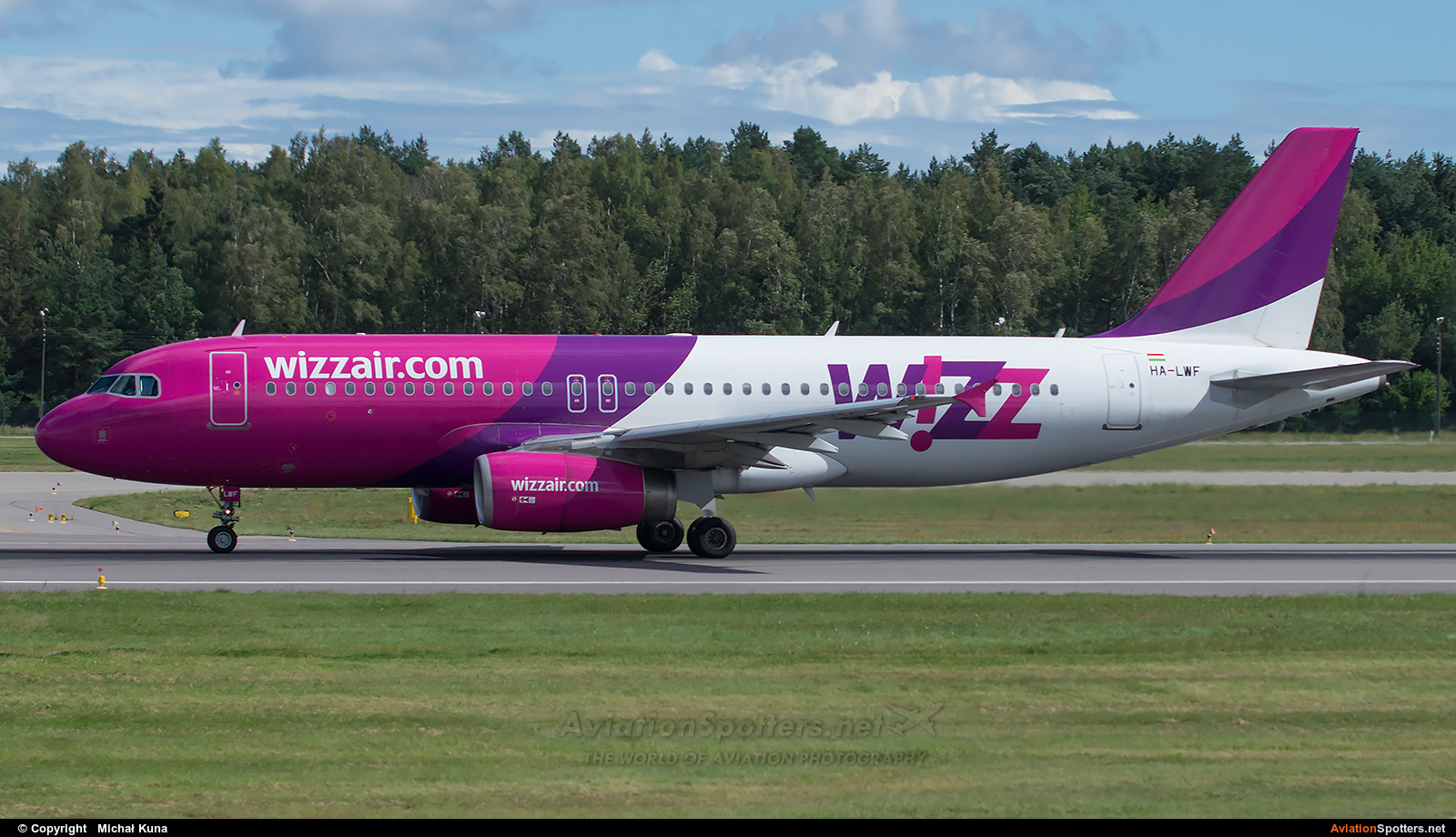 Wizz Air  -  A320  (HA-LWF) By Michał Kuna (big)
