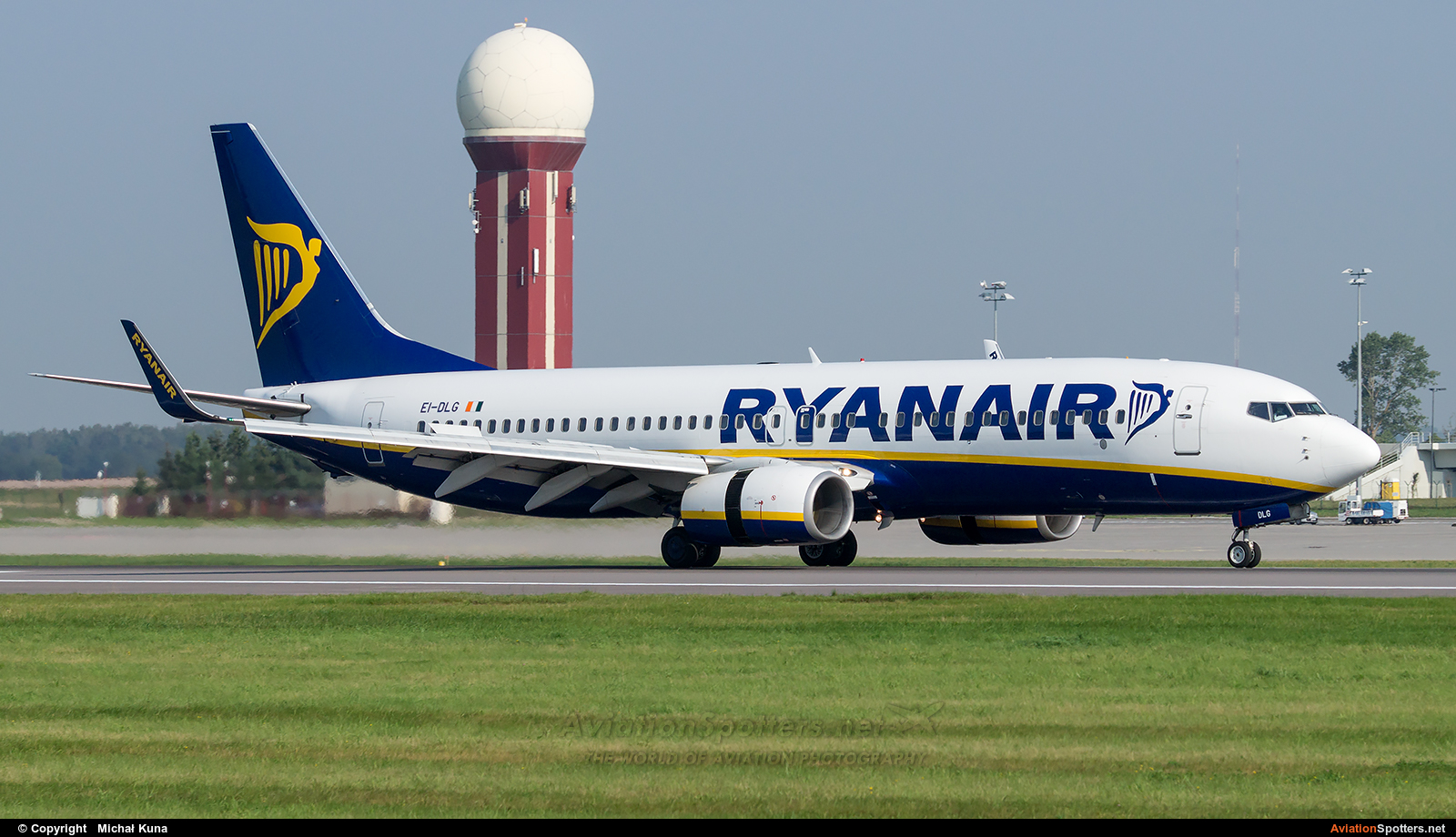 Ryanair  -  737-800  (EI-DLG) By Michał Kuna (big)