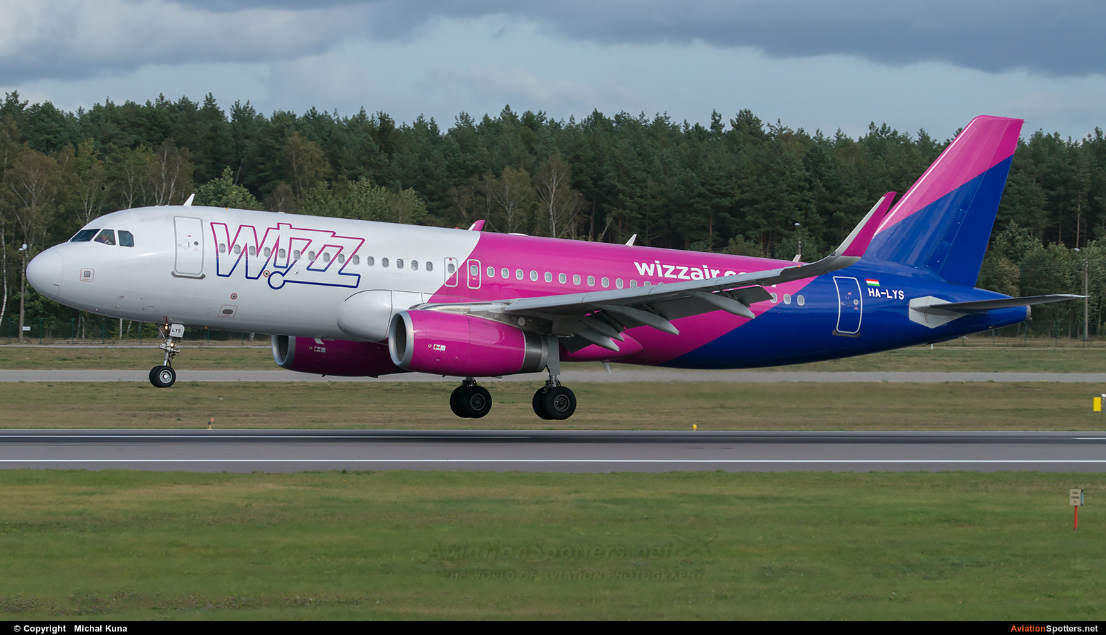 Wizz Air  -  A320  (HA-LYS) By Michał Kuna (big)