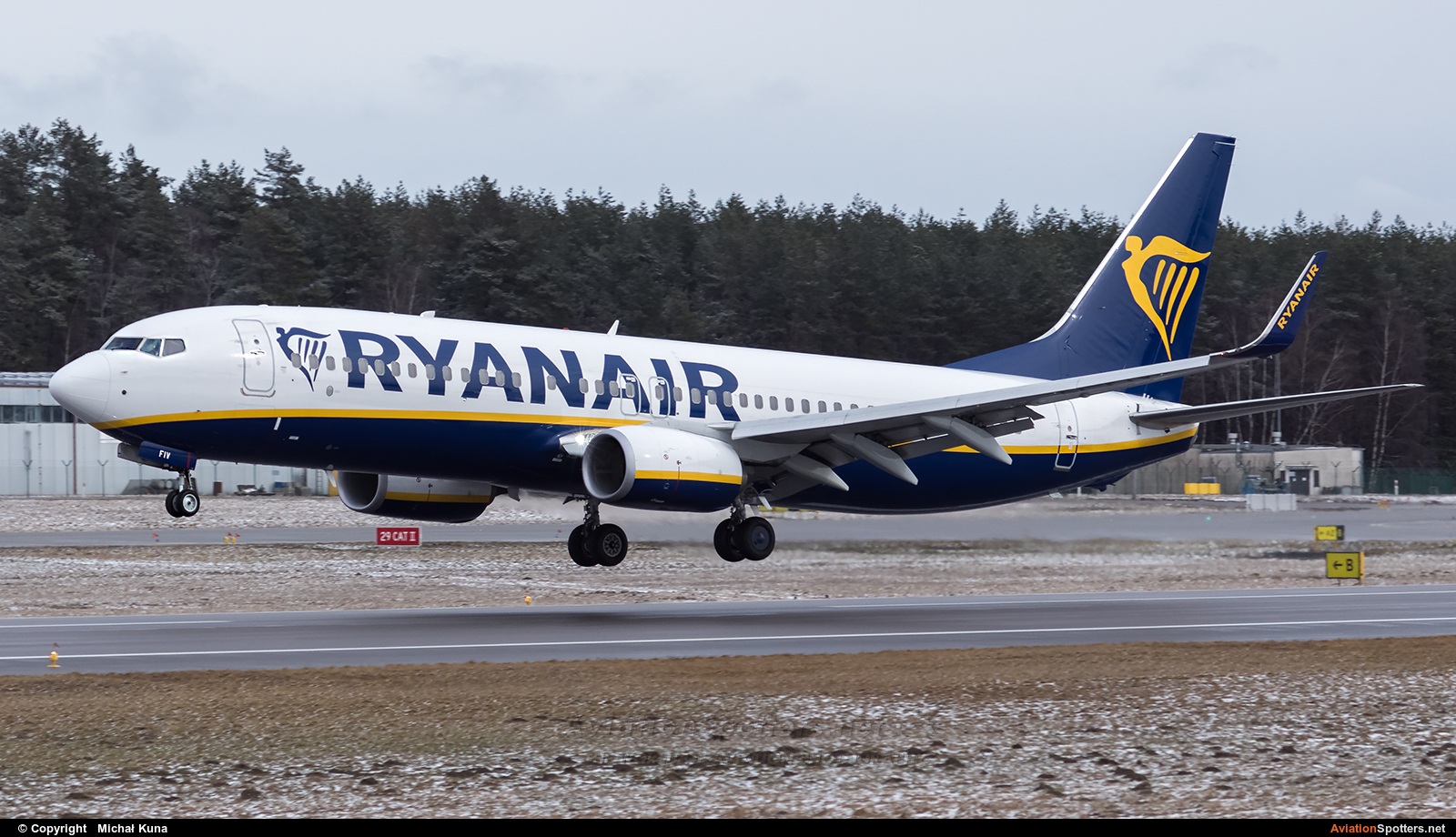 Ryanair  -  737-800  (EI-FIV) By Michał Kuna (big)