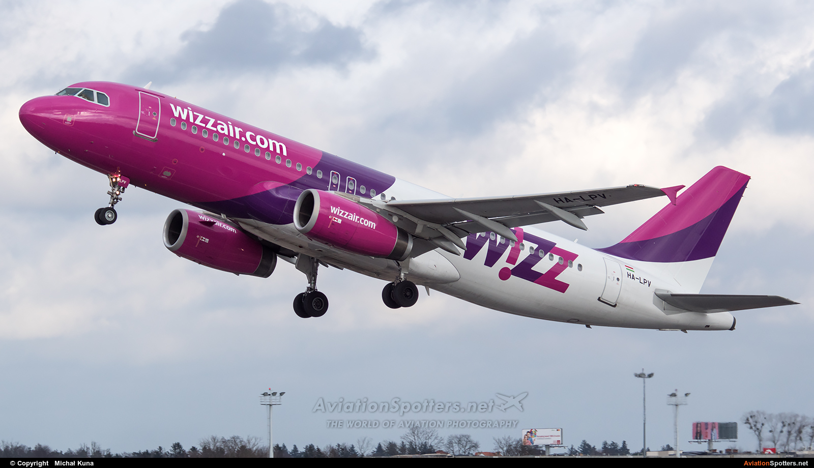 Wizz Air  -  A320-214  (HA-LPV) By Michał Kuna (big)