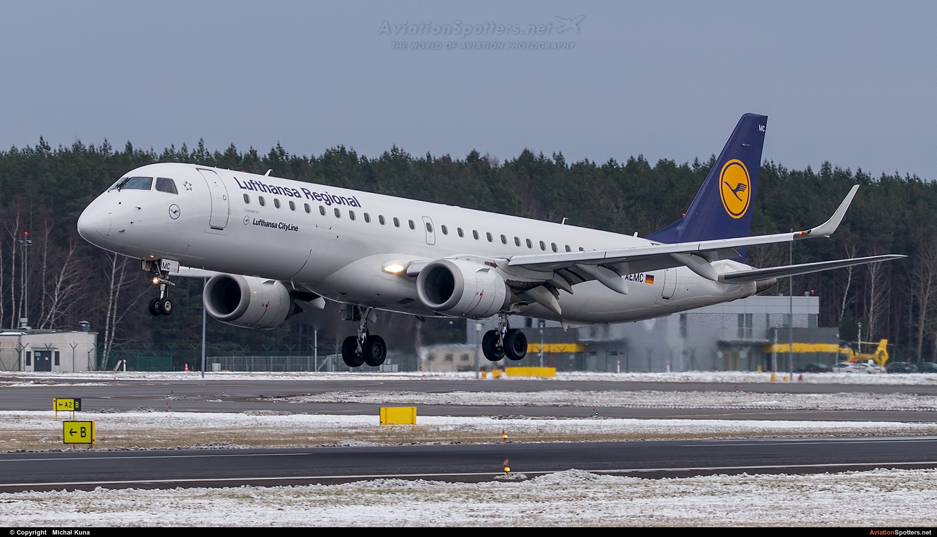 Lufthansa  -  195LR  (D-AEMC) By Michał Kuna (big)