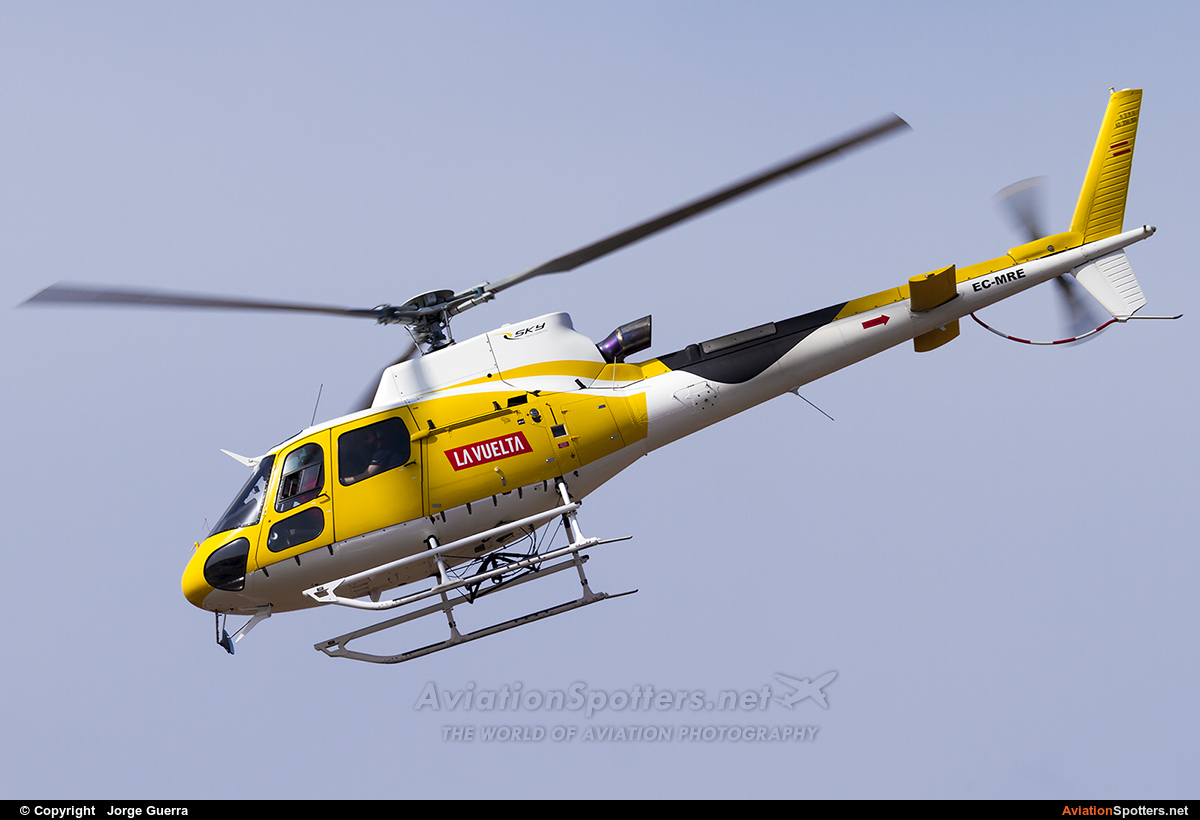 Sky Helicopteros  -  AS350 Ecureuil - Squirrel  (EC-MRE) By Jorge Guerra (Jorge Guerra)