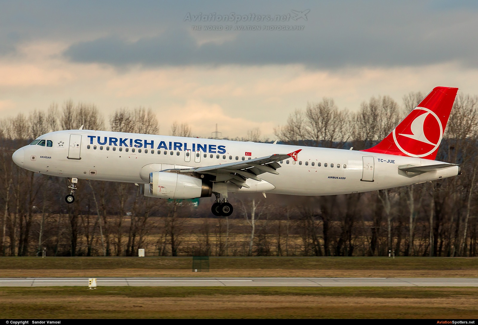 Turkish Airlines  -  A320  (TC-JUE) By Sandor Vamosi (ALEX67)