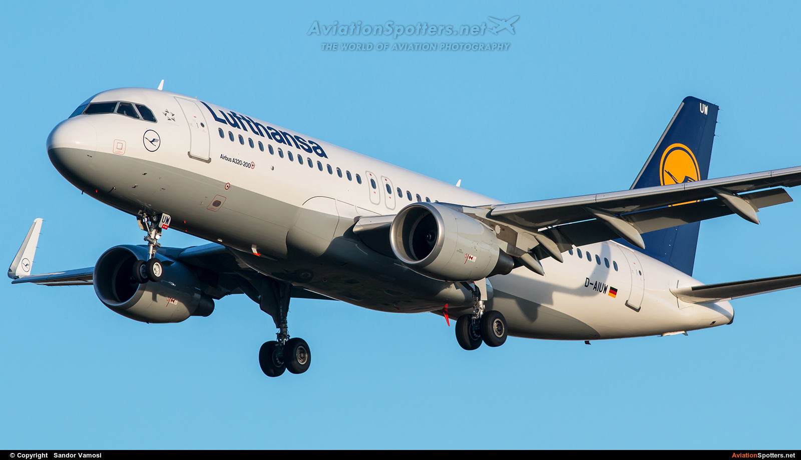 Lufthansa  -  A320-214  (D-AIUW) By Sandor Vamosi (ALEX67)
