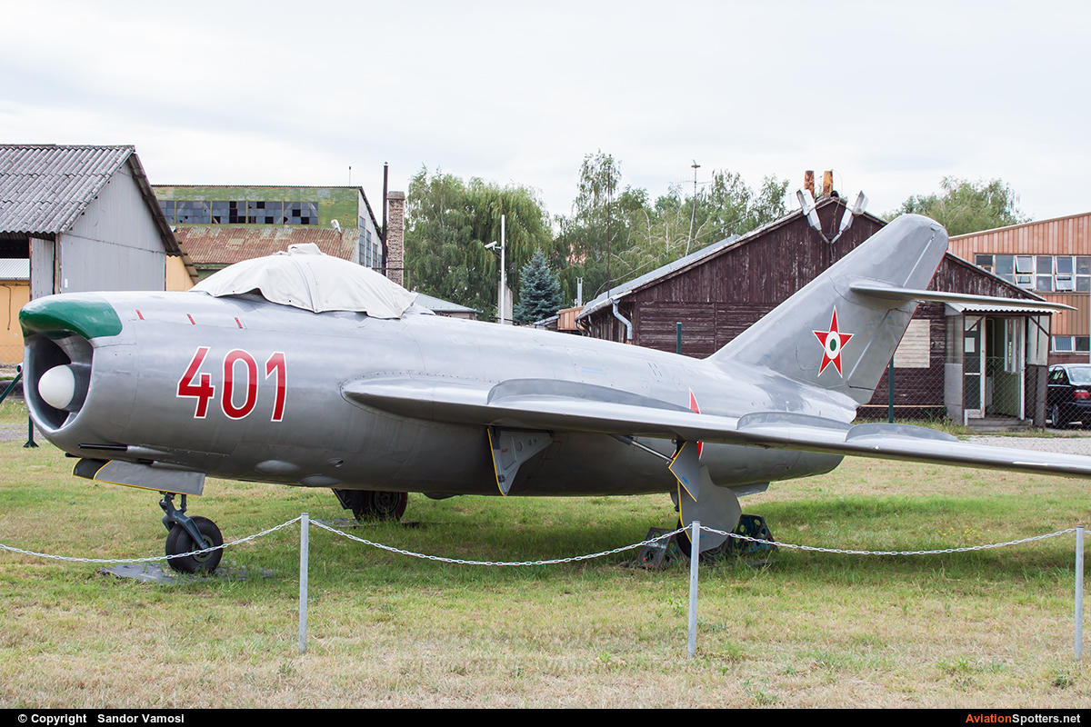Hungary - Air Force  -  MiG-17PF  (401) By Sandor Vamosi (ALEX67)