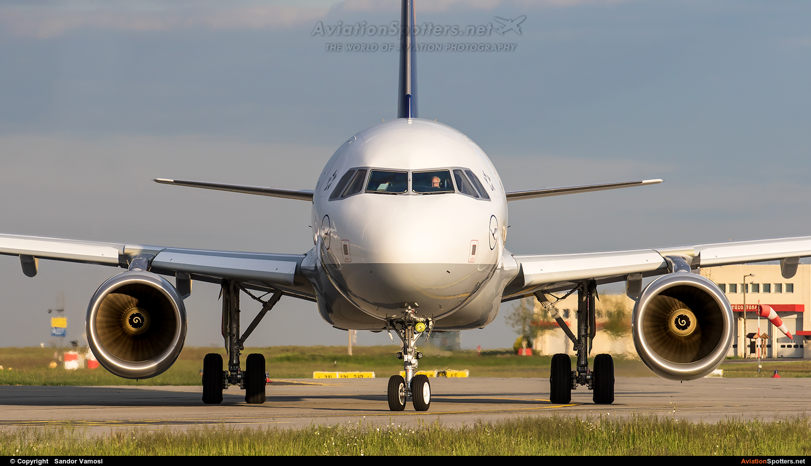 Lufthansa  -  A320-214  (D-AIUZ) By Sandor Vamosi (ALEX67)
