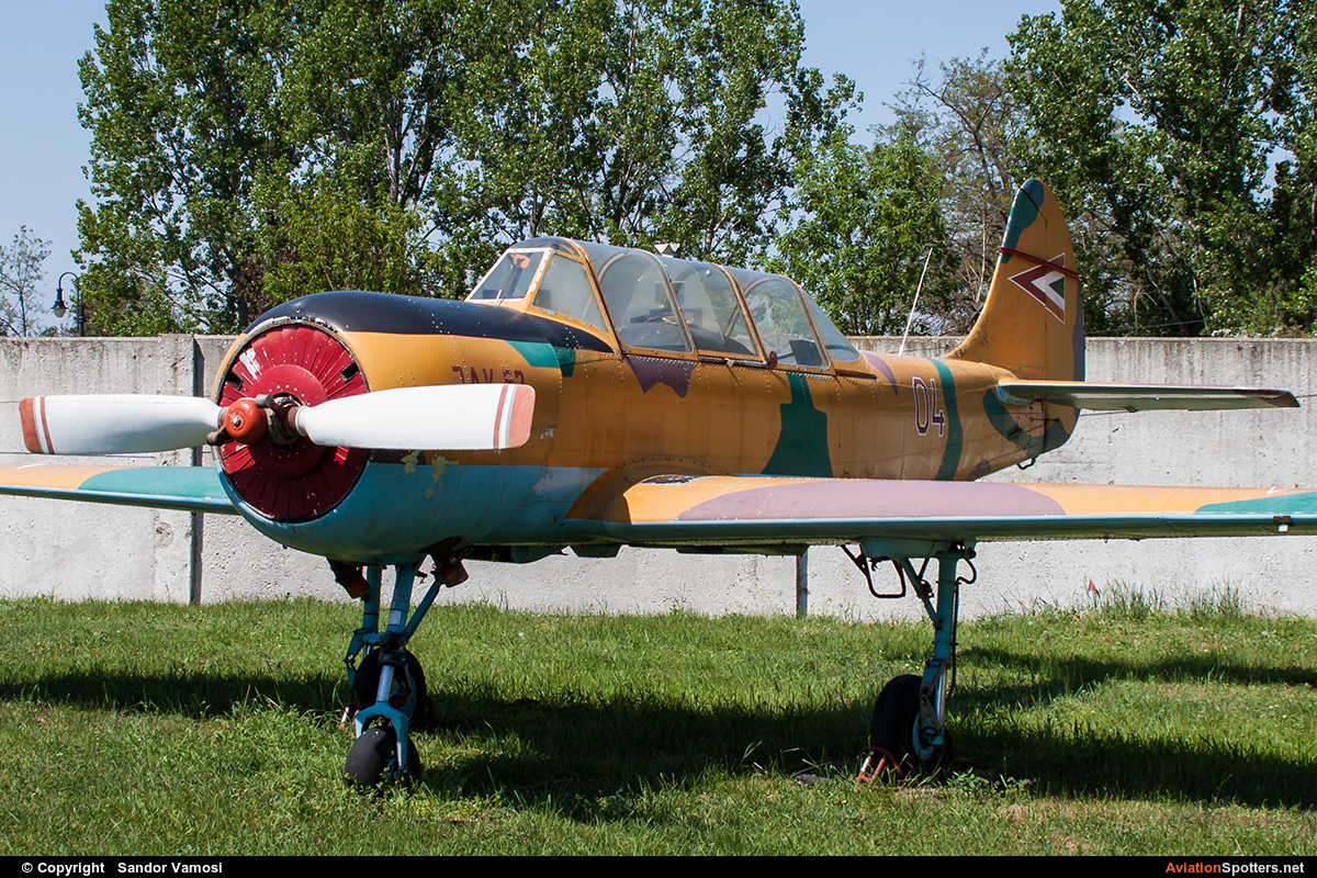 Hungary - Air Force  -  Yak-52  (04) By Sandor Vamosi (ALEX67)