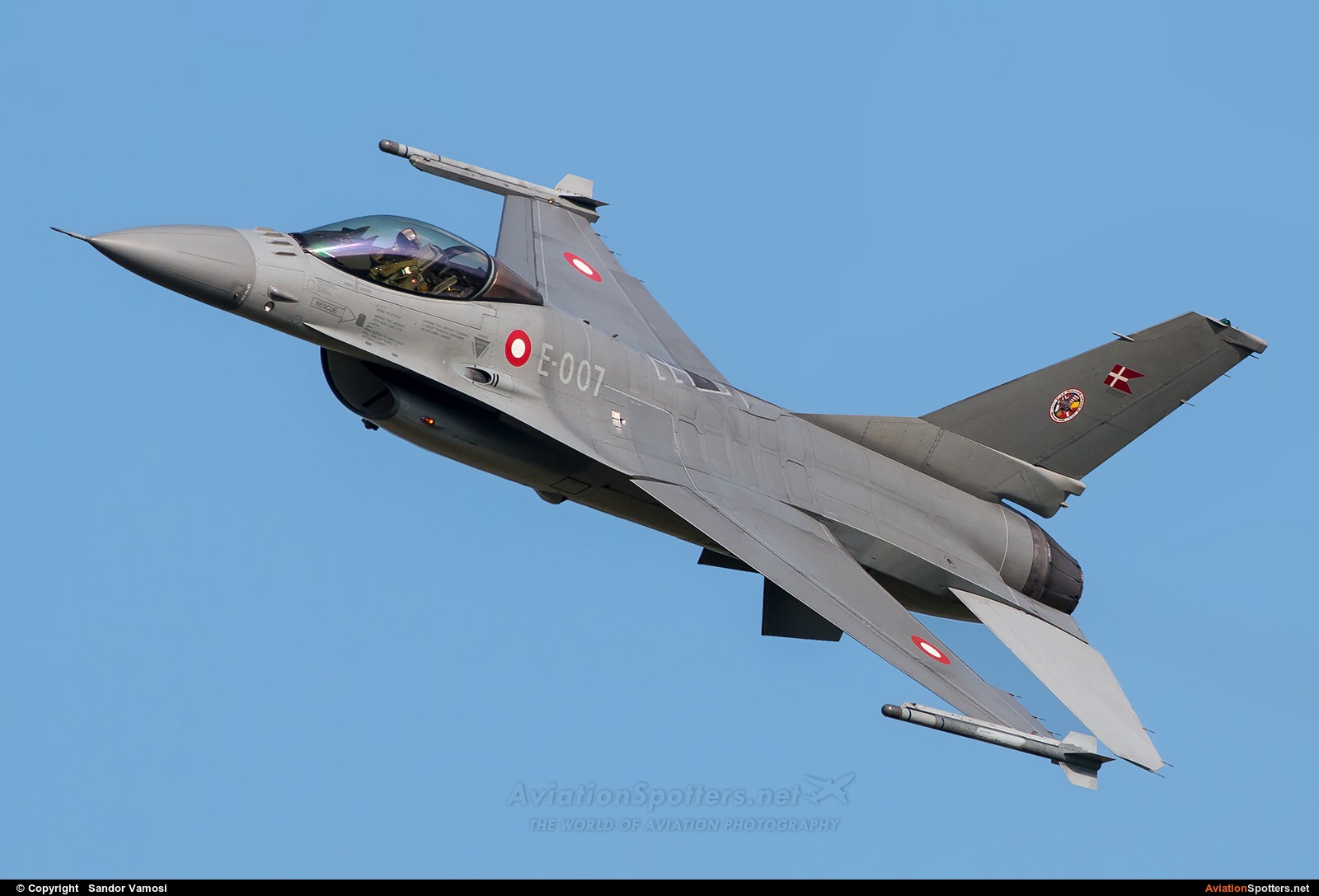 Denmark - Air Force  -  F-16AM Fighting Falcon  (E-007) By Sandor Vamosi (ALEX67)