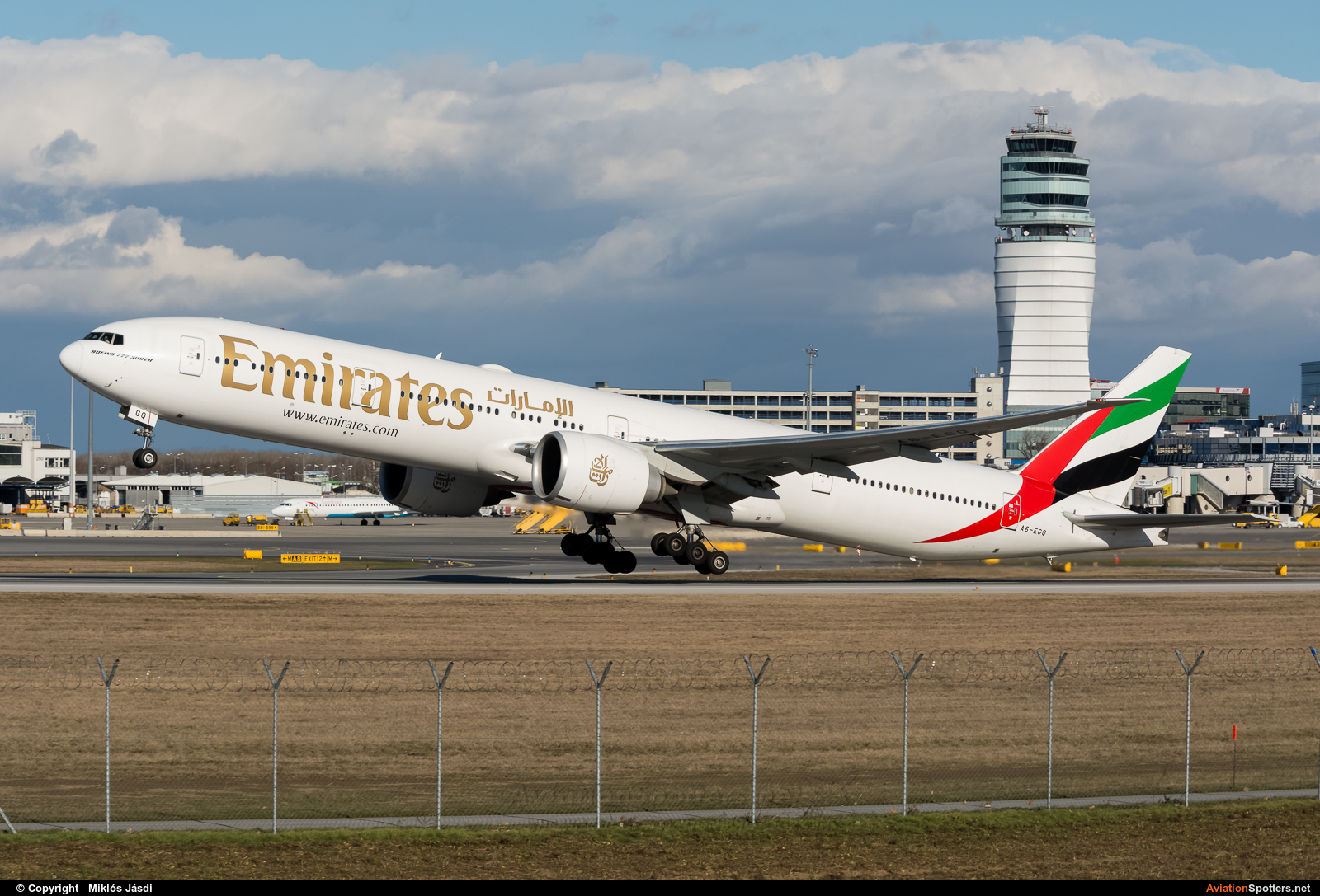 Emirates Airlines  -  777-300ER  (A6-EGQ) By Miklós Jásdi (jmiki8)