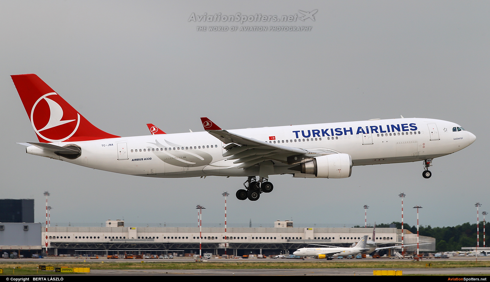 Turkish Airlines  -  A330-200  (TC-JNA) By BERTA LÁSZLÓ (BERTAL)