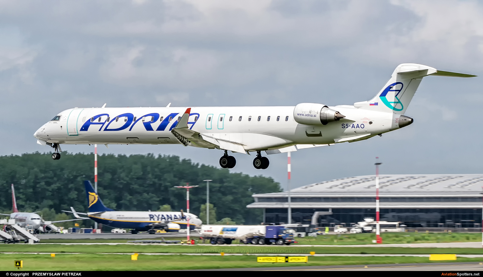 Adria Airways  -  CL-600 Challenger  (S5-AAO) By PRZEMYSŁAW PIETRZAK (PEPE74)