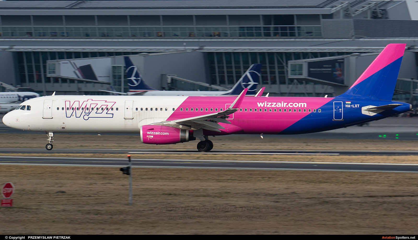 Wizz Air  -  A321-231  (HA-LXT) By PRZEMYSŁAW PIETRZAK (PEPE74)