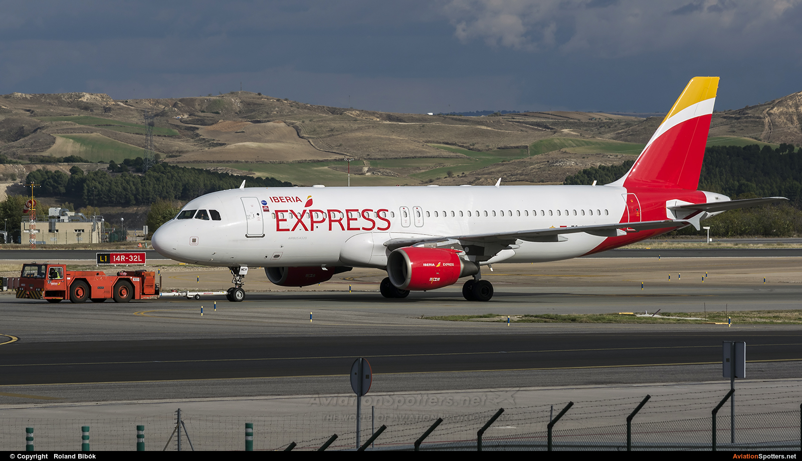 Iberia Express  -  A320-214  (EC-MEH) By Roland Bibók (Roland Bibok)