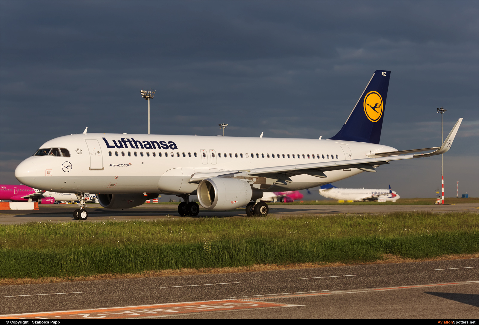 Lufthansa  -  A320-214  (D-AIUZ) By Szabolcs Papp (mr.szabi)