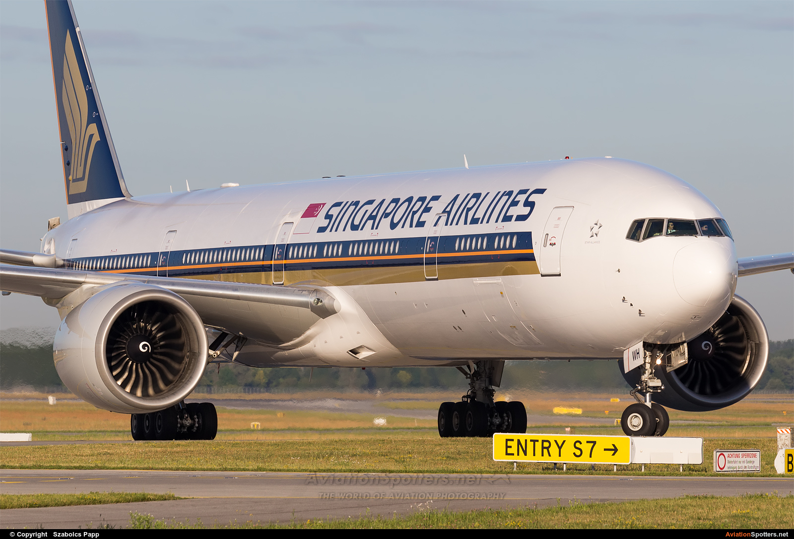 Singapore Airlines  -  777-300ER  (9V-SWH) By Szabolcs Papp (mr.szabi)