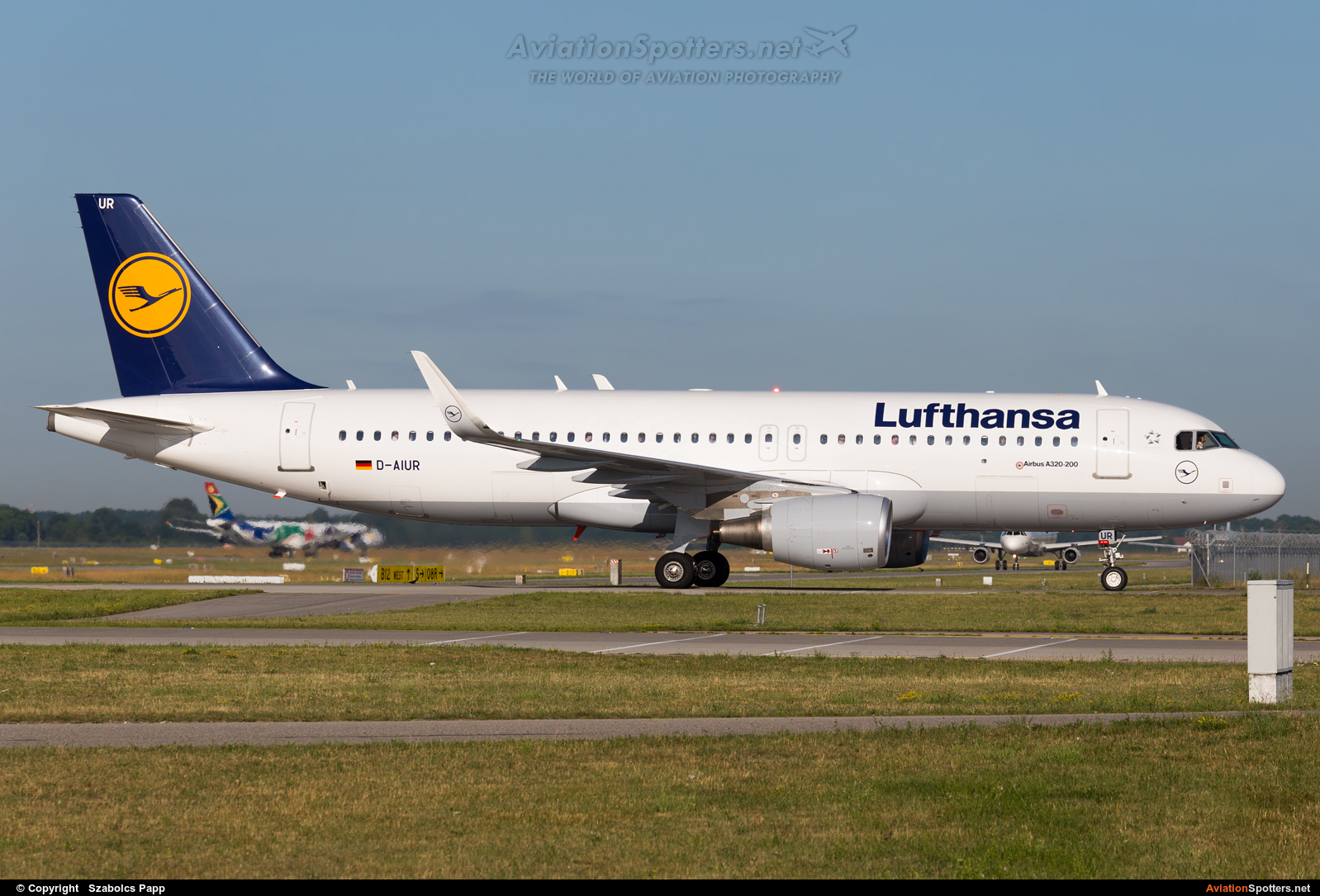 Lufthansa  -  A320-214  (D-AIUR) By Szabolcs Papp (mr.szabi)