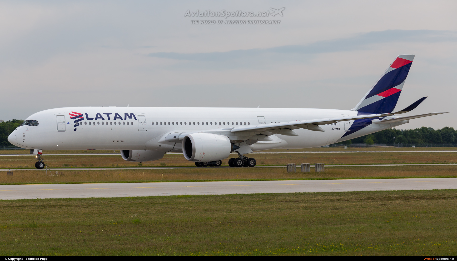 Qatar Airways  -  A350-900  (A7-AMB) By Szabolcs Papp (mr.szabi)