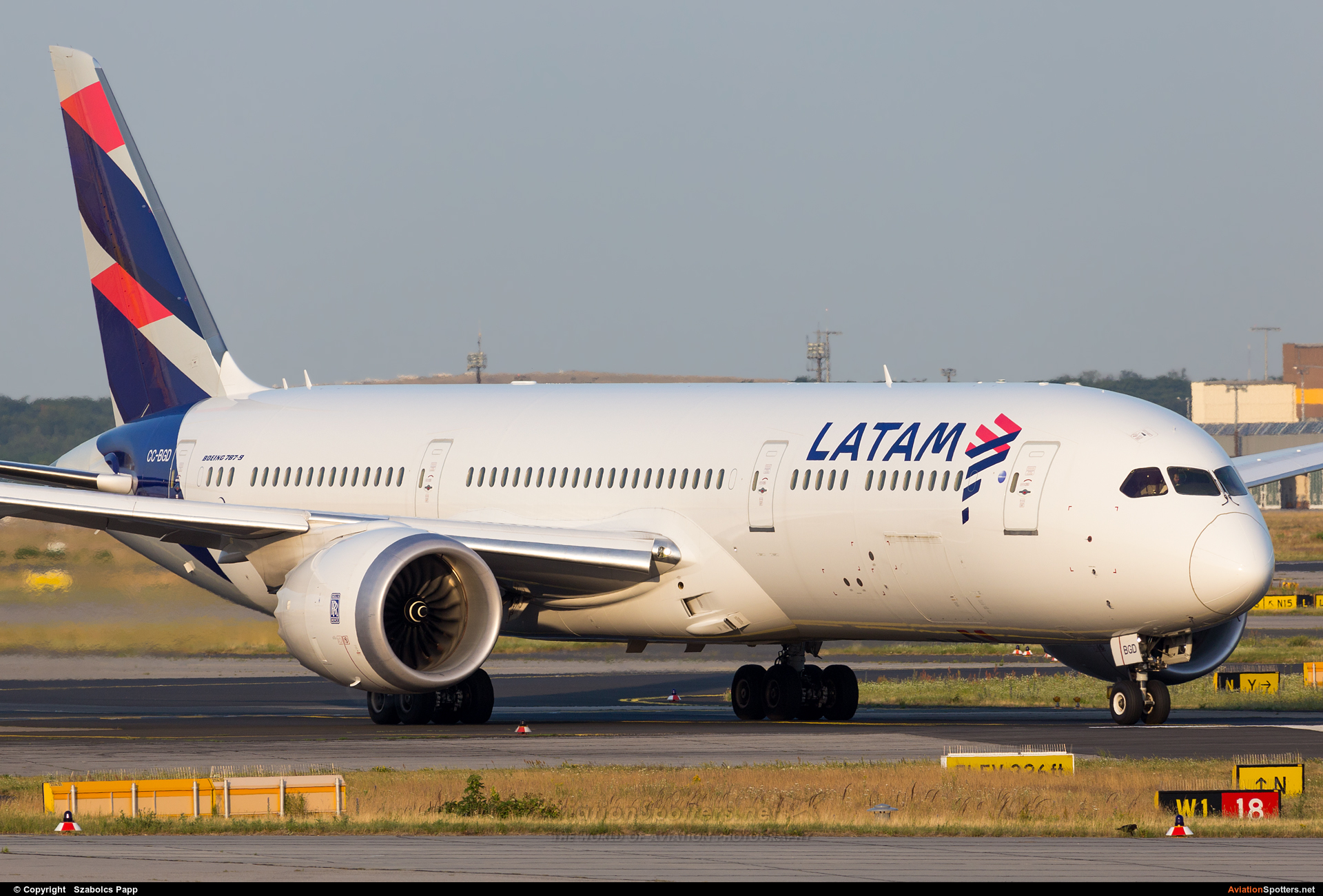 LATAM Airlines Chile  -  787-9 Dreamliner  (CC-BGD) By Szabolcs Papp (mr.szabi)