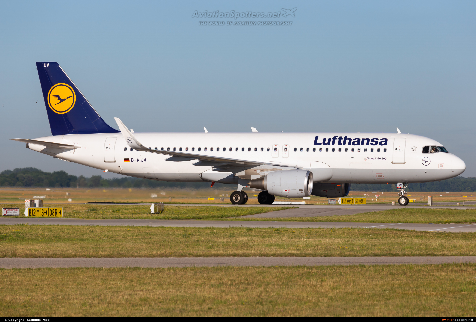 Lufthansa  -  A320-214  (D-AIUV) By Szabolcs Papp (mr.szabi)