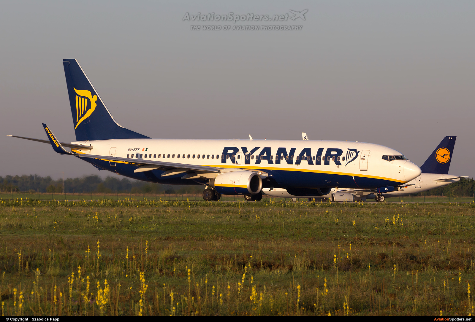 Ryanair  -  737-8AS  (EI-EFK) By Szabolcs Papp (mr.szabi)