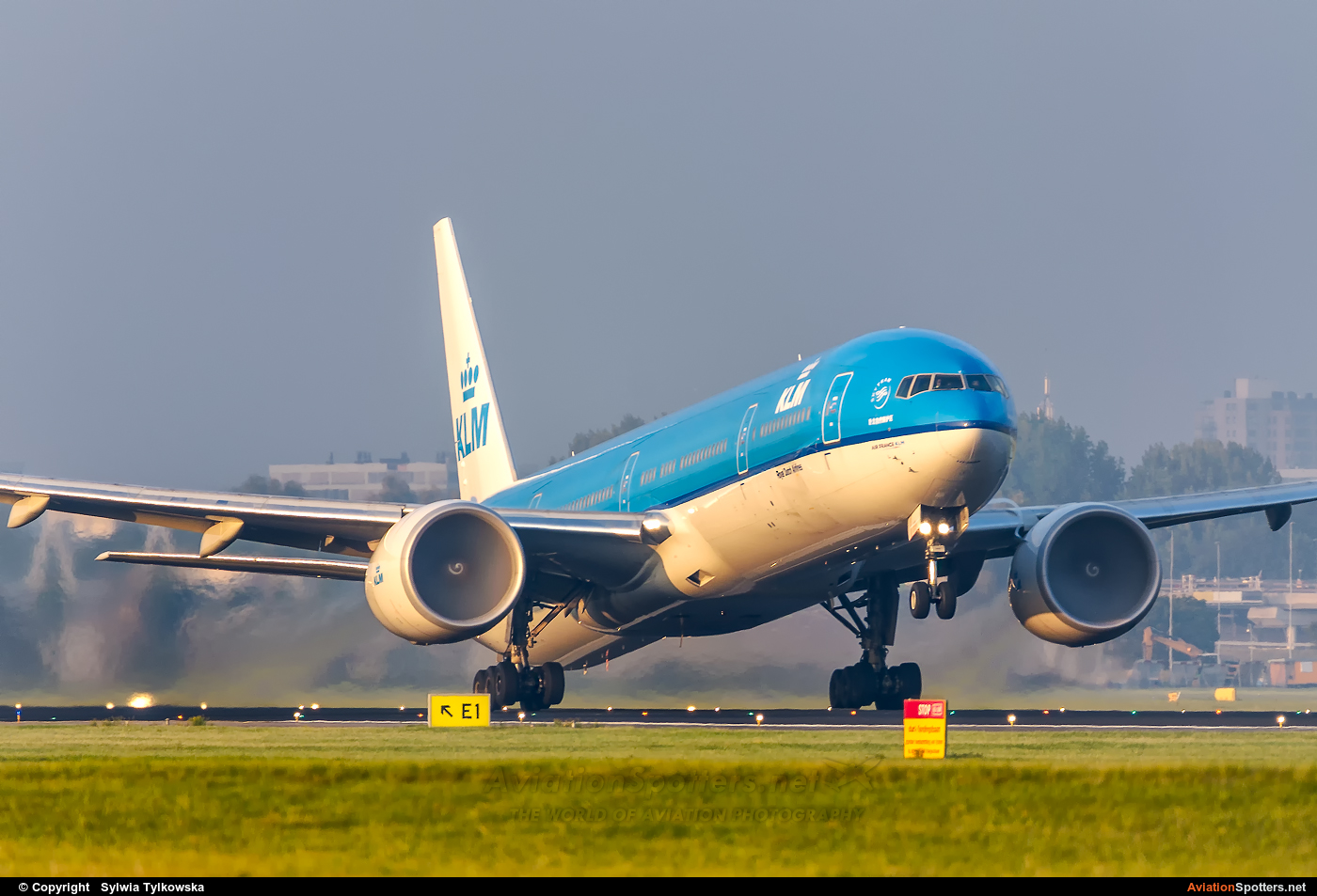 KLM  -  777-300ER  (PH-BVG) By Sylwia Tylkowska (aviro)