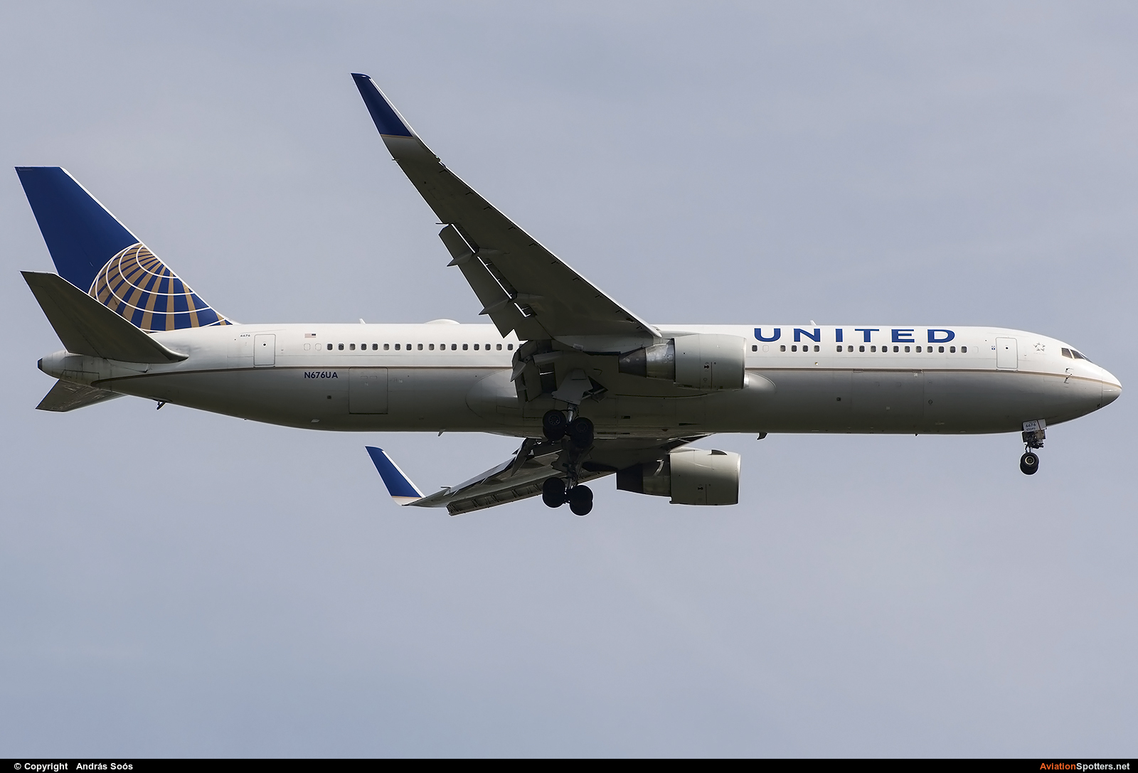 United Airlines  -  767-300ER  (N676UA) By András Soós (sas1965)