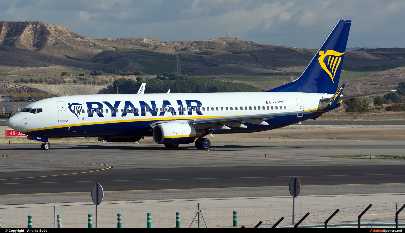 Ryanair  -  737-8AS  (EI-DWT) By András Soós (sas1965)