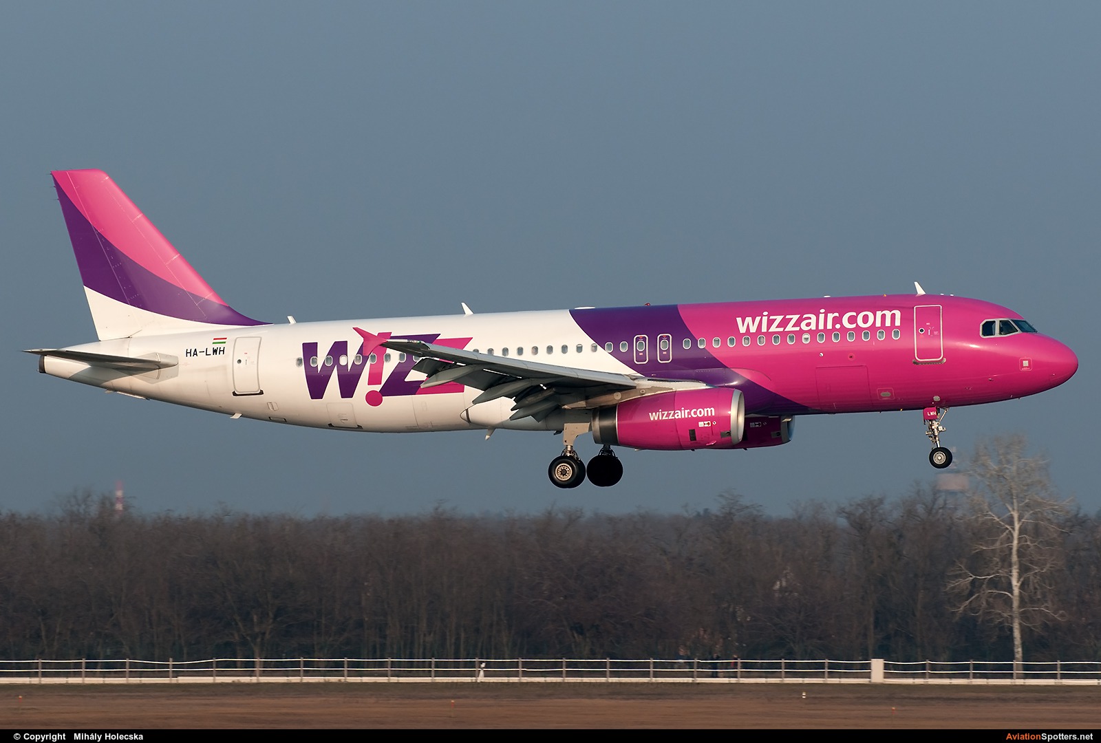 Wizz Air  -  A320-232  (HA-LWH) By Mihály Holecska (Misixx)