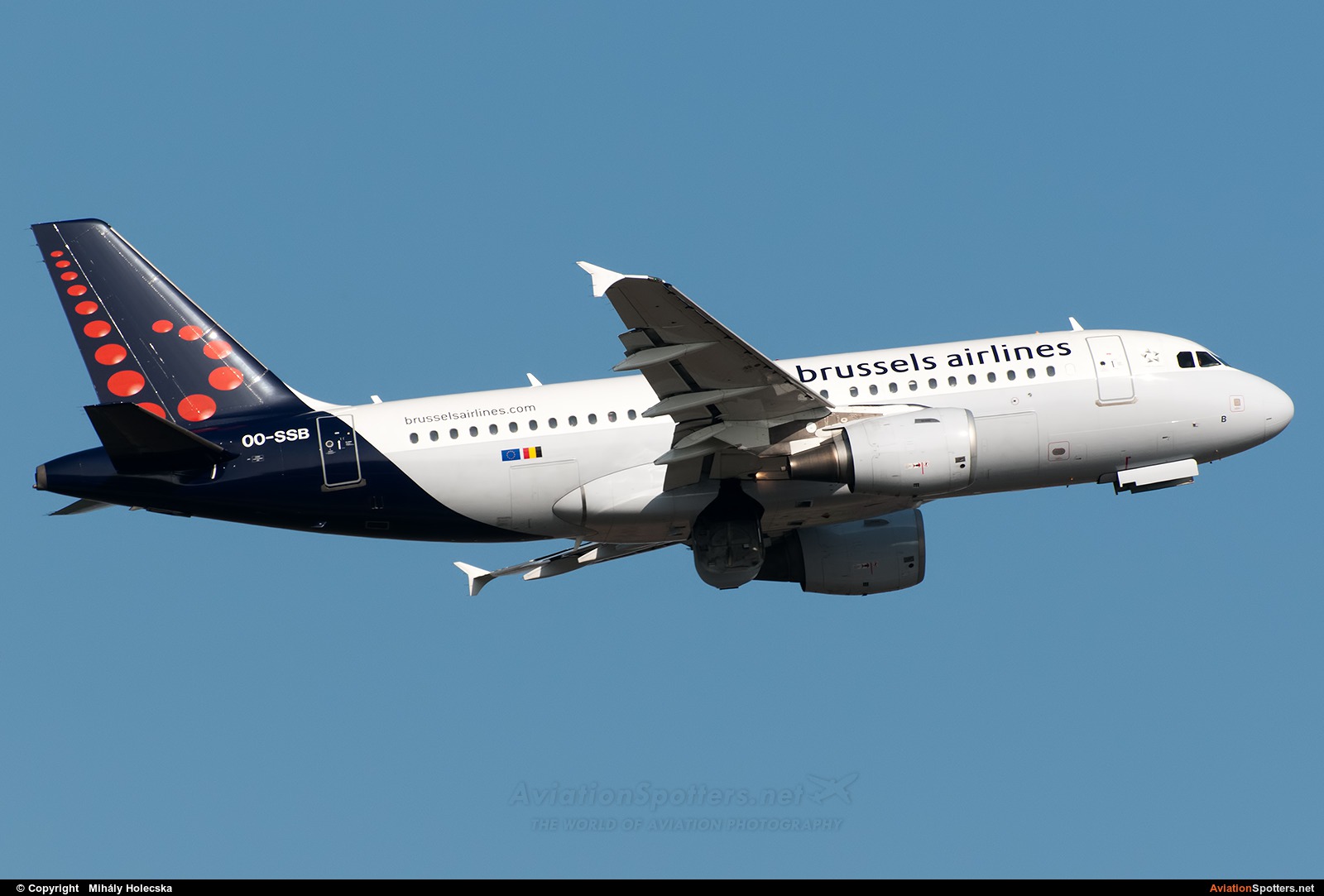 Brussels Airlines  -  A319  (OO-SSB) By Mihály Holecska (Misixx)