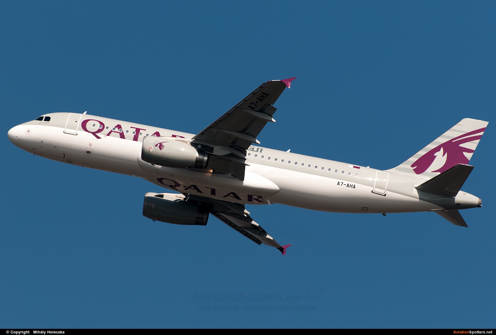 Qatar Airways  -  A320  (A7-AHA) By Mihály Holecska (Misixx)