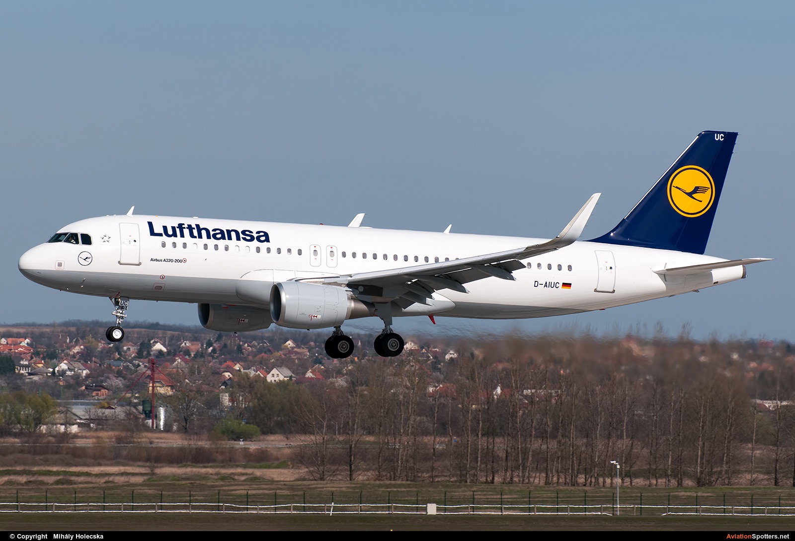 Lufthansa  -  A320-214  (D-AIUC) By Mihály Holecska (Misixx)