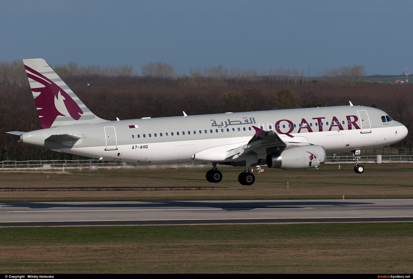 Qatar Airways  -  A320-232  (A7-AHQ) By Mihály Holecska (Misixx)