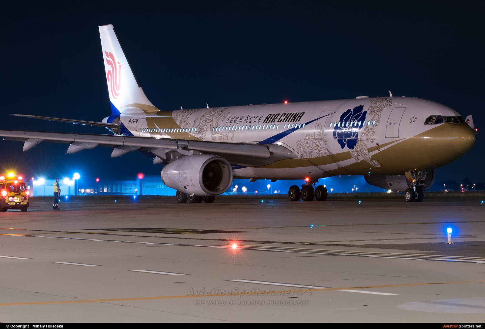 Air China  -  A330-200  (B-6076) By Mihály Holecska (Misixx)