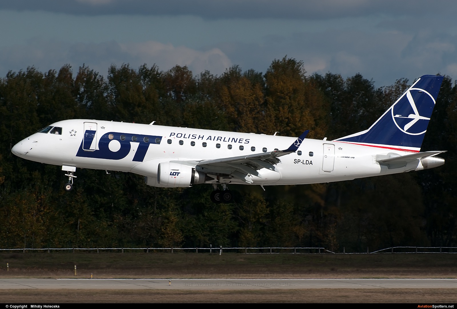 LOT - Polish Airlines  -  170  (SP-LDA) By Mihály Holecska (Misixx)
