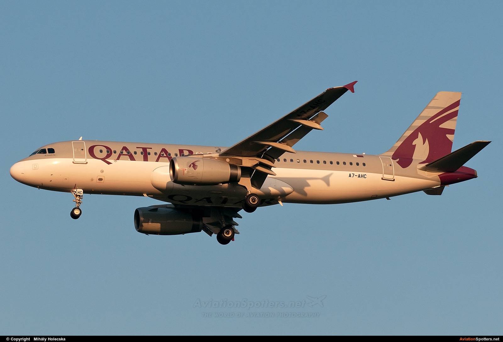 Qatar Airways  -  A320  (A7-AHC) By Mihály Holecska (Misixx)