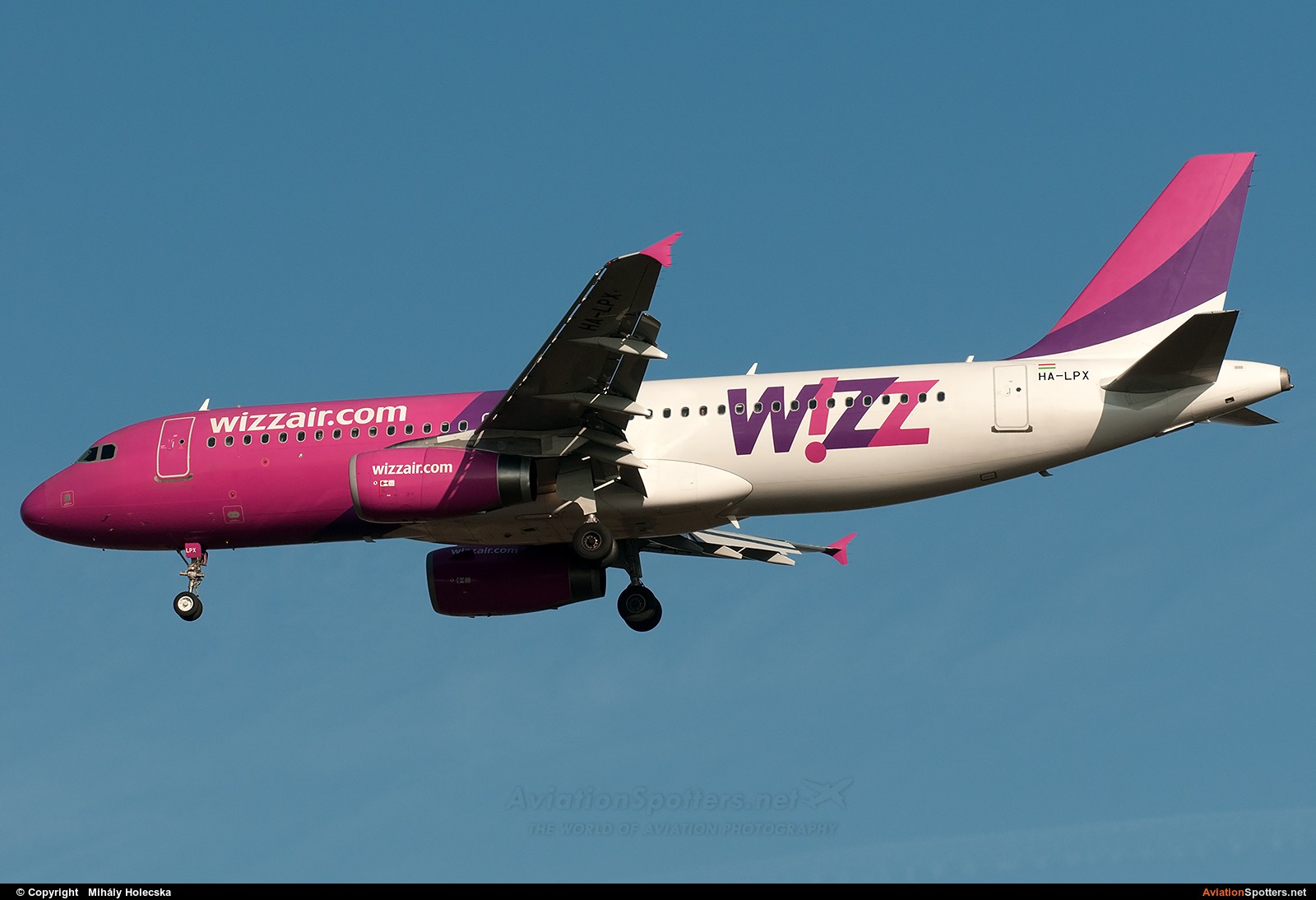 Wizz Air  -  A320  (HA-LPX) By Mihály Holecska (Misixx)