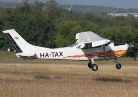 Cessna - 182 Skylane (all models except RG) (HA-TAX) - Roodkop