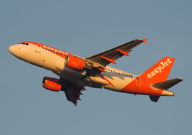 Airbus - A319-111 (G-EZDA) - Roodkop