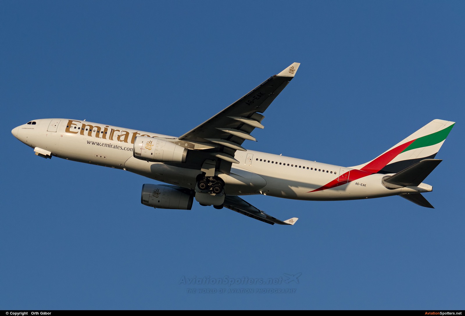 Emirates Airlines  -  A330-200  (A6-EAK) By Orth Gábor (Roodkop)