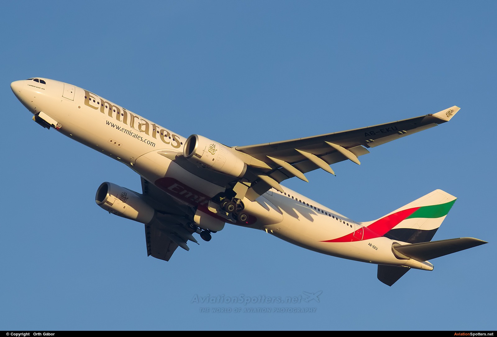 Emirates Airlines  -  A330-200  (A6-EKU) By Orth Gábor (Roodkop)